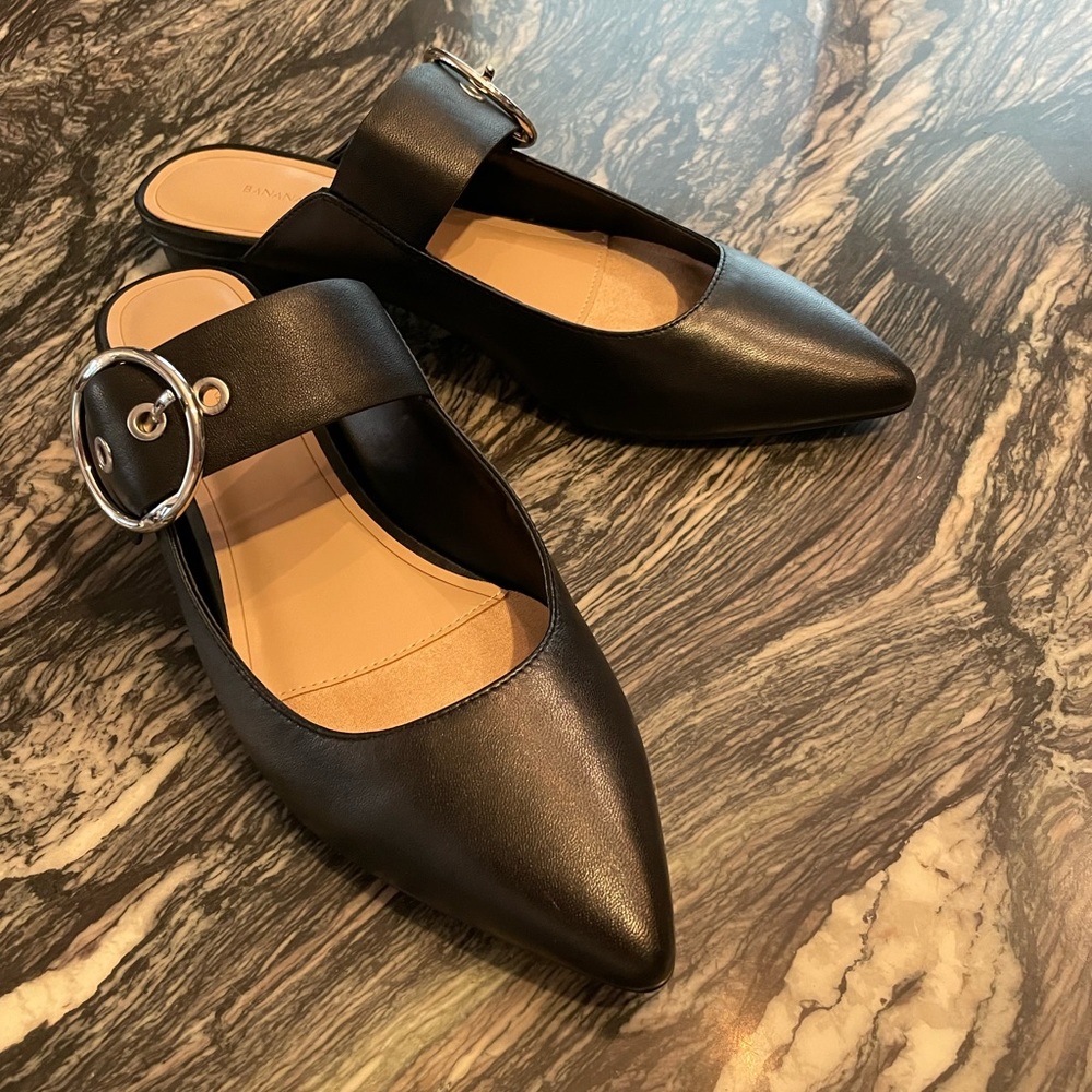 NIB Banana Republic belt strap flats - sz 8